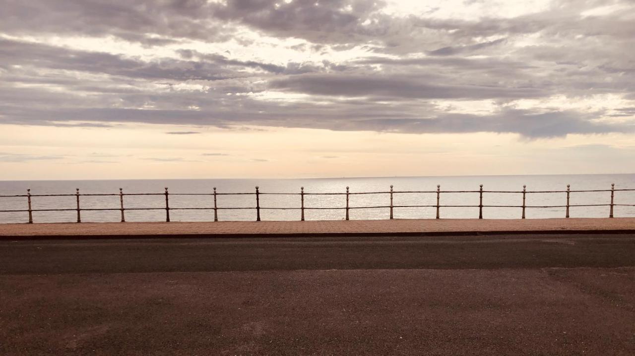 Town Center Willow Apartment - Sleeps Up To 10 - Dogs Welcome - 2 Minutes From Train Station Blackpool Exterior foto