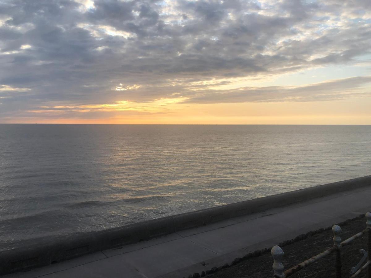 Town Center Willow Apartment - Sleeps Up To 10 - Dogs Welcome - 2 Minutes From Train Station Blackpool Exterior foto